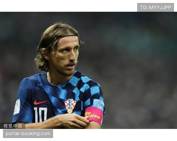 特写:37岁的莫德里奇在伯纳乌替补席上的专注目光